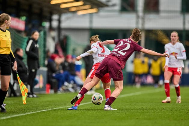 14.02.2026, GER, Frauenfußball, BL, 2025 2026, RB Leipzig - 1. FC Nürnberg Emilia Asgeirsdottir (8, RB Leipzig, li.), Julia Pollak (22, FC Nürnberg), Aktion, Zweikampf um Ball, an der Seitenlinie Leipzig Trainingszentrum der Roten Bulle Sachsen Deutschland