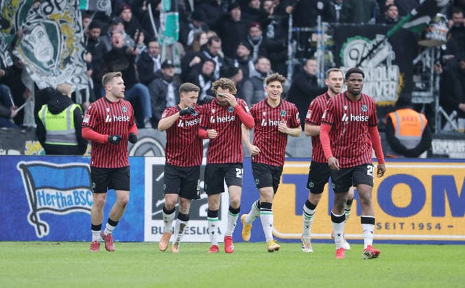 3.v.r. Noah Weißhaupt jubelt nach 1:3 mit Teamkollegen Freude Emotion Jubel Fußball Fussball DFL 2. Bundesliga Herren 22. Spieltag Saison 2025 2026 14.02.2026 Hertha BSC Berlin vs. Hannover 96 DFL regulations prohibit any use of photographs as image sequences and or quasi-video