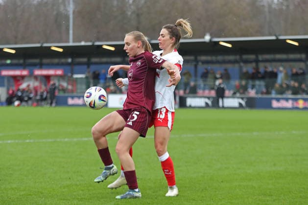 Google Pixel Frauen-Bundesliga, RB Leipzig - 1. FC Nürnberg; 14.02.2026 Marlene Lindner (14, 1. FC Nürnberg) vor Sandra Starke (13, RB Leipzig). Fußball, Google Pixel Frauen-Bundesliga, Saison 2025 2026, 18. Spieltag: RB Leipzig vs. 1. FC Nürnberg am 14.02.2026, Trainingszentrum Cottaweg, Leipzig. DFB REGULATIONS PROHIBIT ANY USE OF PHOTOGRAPHS AS IMAGE SEQUENCES AND OR QUASI-VIDEO. Copyright: xBEAUTIFULxSPORTS JanxKaeferx