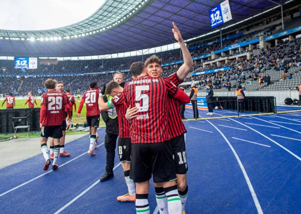 Fussball, Herren, Saison 2025 2026, 2. Bundesliga (22. Spieltag), Hertha BSC - Hannover 96, v.l. Virgil Ghita (Hannover), Noah Weißhaupt (Hannover), Jubel nach Tor zum 1:3, 14.02. 2026,