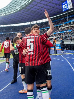 Fussball, Herren, Saison 2025 2026, 2. Bundesliga (22. Spieltag), Hertha BSC - Hannover 96, v.l. Virgil Ghita (Hannover), Noah Weißhaupt (Hannover), Jubel nach Tor zum 1:3, 14.02. 2026,