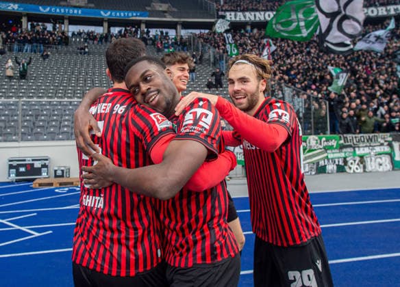 Fussball, Herren, Saison 2025 2026, 2. Bundesliga (22. Spieltag), Hertha BSC - Hannover 96, v.l. Virgil Ghita (Hannover), Noel Aseko (Hannover), Noah Weißhaupt (Hannover), Kolja Oudenne (Hannover), Jubel nach Tor zum 1:3, 14.02. 2026,