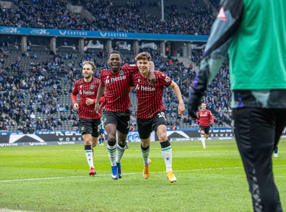 Fussball, Herren, Saison 2025 2026, 2. Bundesliga (22. Spieltag), Hertha BSC - Hannover 96, v.l. Kolja Oudenne (Hannover), Noel Aseko (Hannover), Noah Weißhaupt (Hannover), Jubel nach Tor zum 1:3, 14.02. 2026,