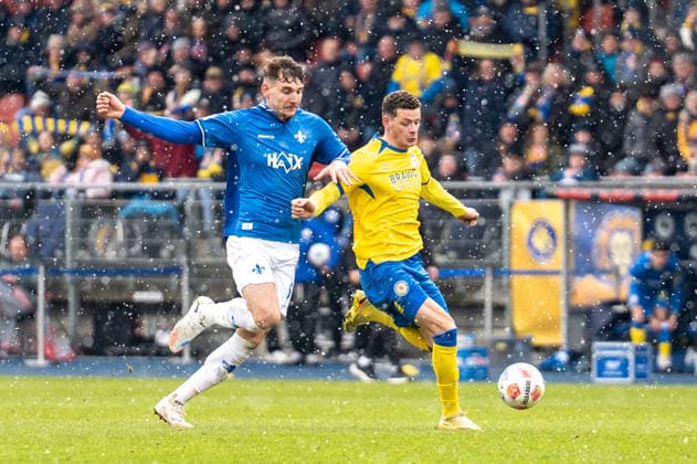 Deutschland, Fussball, 2. Bundesliga, Eintracht Braunschweig - SV Darmstadt am 14.02. in Braunschweig (Eintracht-Stadion): Laufduell Erencan Yardimci (Eintracht Braunschweig 9) Matej Maglica (SV Darmstadt 98 5)