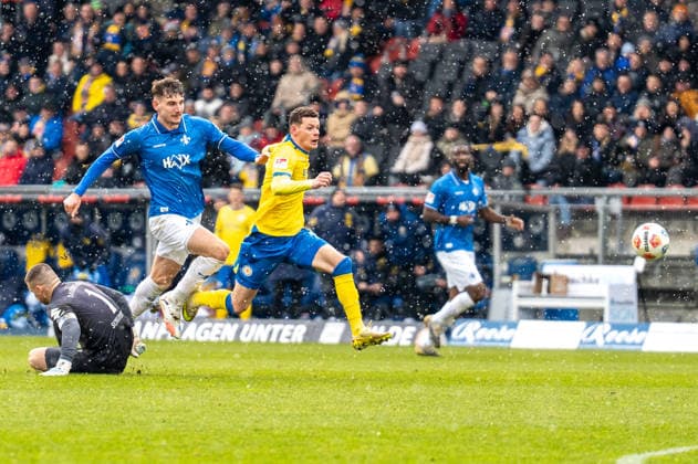 Deutschland, Fussball, 2. Bundesliga, Eintracht Braunschweig - SV Darmstadt am 14.02. in Braunschweig (Eintracht-Stadion): Laufduell Erencan Yardimci (Eintracht Braunschweig 9) Matej Maglica (SV Darmstadt 98 5)