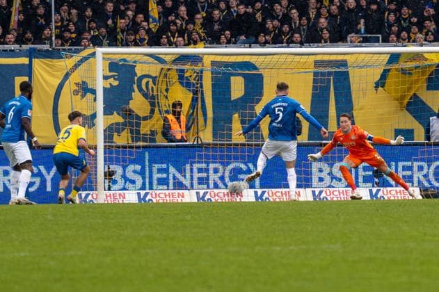 Deutschland, Fussball, 2. Bundesliga, Eintracht Braunschweig - SV Darmstadt am 14.02. in Braunschweig (Eintracht-Stadion): Tor zum 2:2 Matej Maglica (SV Darmstadt 98 5)
