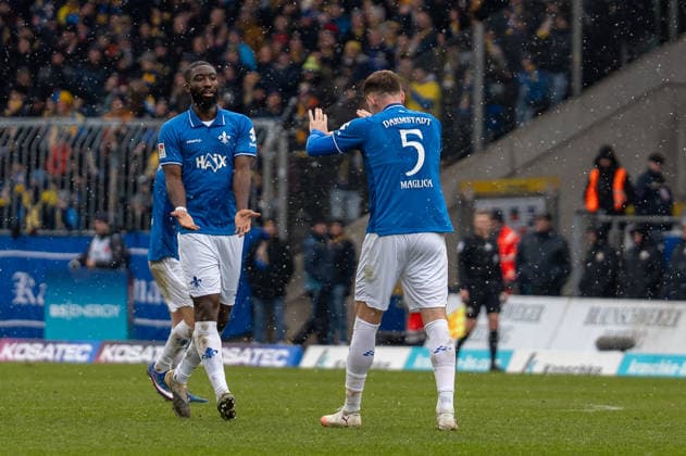 Deutschland, Fussball, 2. Bundesliga, Eintracht Braunschweig - SV Darmstadt am 14.02. in Braunschweig (Eintracht-Stadion): Tor zum 2:2 Matej Maglica (SV Darmstadt 98 5) Torjubel