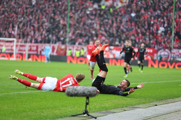 14.02.2026, xrekx, Fussball 2.Bundesliga, 1.FC Kaiserslautern - SpVgg Greuther Fuerth v.l. Norman Bassette (1.FC Kaiserslautern) Jan Elvedi (SpVgg Greuther Fuerth) Zweikampf, Aktion, action, battle for the ball (DFL DFB REGULATIONS PROHIBIT ANY USE OF PHOTOGRAPHS as IMAGE SEQUENCES and or QUASI-VIDEO) Kaiserslautern