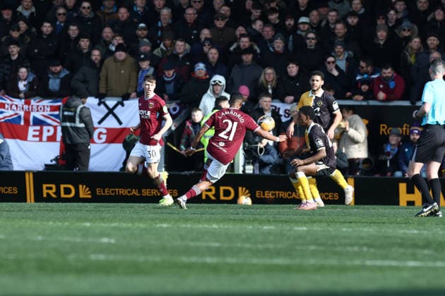 Burton Albion v West Ham United, FA Cup West Ham United defender Angelo Ogbonna (21) gets a shot away during the FA Cup match between Burton Albion and West Ham United at the Pirelli Stadium, Burton upon Trent, UK on 14 February 2026. Burton upon Trent Pirelli Stadium Staffordshire UK Editorial use only DataCo restrictions apply See www.football-dataco.com , Copyright: xJohnxMallettx PSI-23741-0079