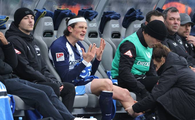 Fabian Reese nach Auswechselung enttäuscht schimpfend Enttäuschung Fußball Fussball DFL 2. Bundesliga Herren 22. Spieltag Saison 2025 2026 14.02.2026 Hertha BSC Berlin vs. Hannover 96 DFL regulations prohibit any use of photographs as image sequences and or quasi-video