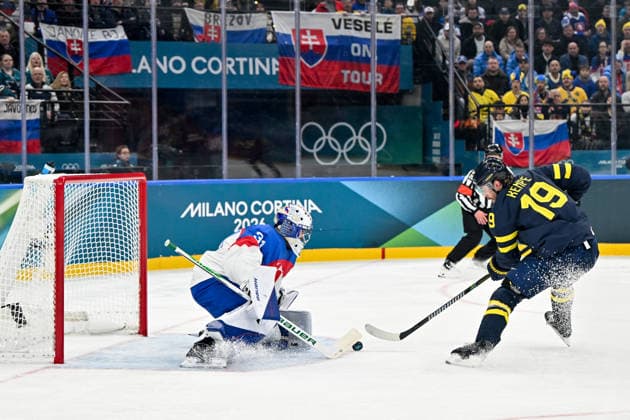 14 02 2026, Milano, Santa Giulia Ice hockey, Eishockey Arena, Winter Olympics: Sweden - Slovakia (Ice Hockey), Adrian Kempe of Sweden tries to score against goalkeeper Samuel Hlavaj of Slovakia Milano Santa Giulia Ice Hockey Arena Lombardy Italy *** 14 02 2026, Milano, Santa Giulia Ice Hockey Arena, Winter Olympics Sweden Slovakia Ice Hockey , Adrian Kempe of Sweden tries to score against goalkeeper Samuel Hlavaj of Slovakia Milano Santa Giulia Ice Hockey Arena Lombardy Italy Copyright: xJustPictures.ch AndreaxBrancax jp-en-AnBr-AB-AAB_728814022026