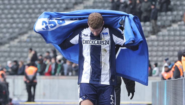 Marton Dardai enttäuscht nach Spielende bei der Ehrenrunde nach Spielende Enttäuschung Fußball Fussball DFL 2. Bundesliga Herren 22. Spieltag Saison 2025 2026 14.02.2026 Hertha BSC Berlin vs. Hannover 96 DFL regulations prohibit any use of photographs as image sequences and or quasi-video