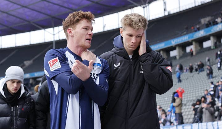 Sebastian Grönning, Luca Schuler enttäuscht nach Spielende bei der Ehrenrunde nach Spielende Enttäuschung Fußball Fussball DFL 2. Bundesliga Herren 22. Spieltag Saison 2025 2026 14.02.2026 Hertha BSC Berlin vs. Hannover 96 DFL regulations prohibit any use of photographs as image sequences and or quasi-video