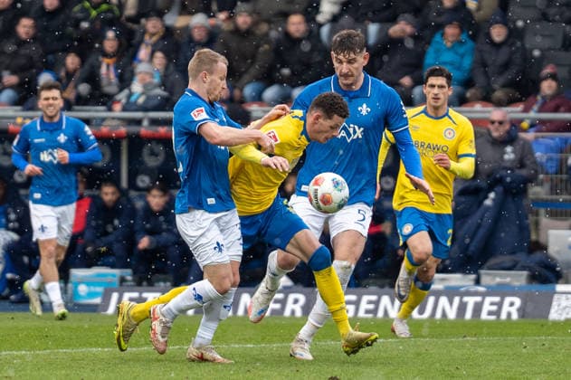 Deutschland, Fussball, 2. Bundesliga, Eintracht Braunschweig - SV Darmstadt am 14.02. in Braunschweig (Eintracht-Stadion): Zweikampf Erencan Yardimci (Eintracht Braunschweig 9) Matej Maglica (SV Darmstadt 98 5)