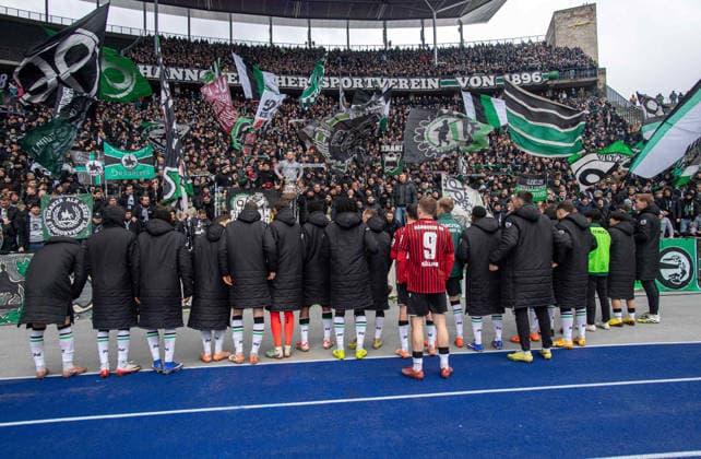 Fussball, Herren, Saison 2025 2026, 2. Bundesliga (22. Spieltag), Hertha BSC - Hannover 96, Hannover jubelt nach Abpfiff mit Fans, 14.02. 2026,