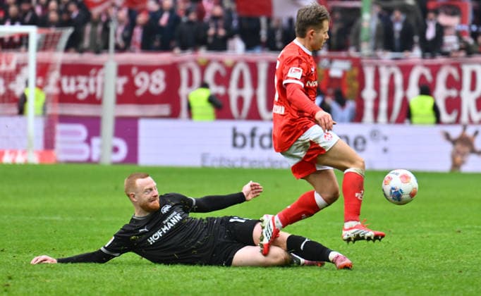 14.02.2026 - Fussball - Saison 2025 2026 - 2. Fussball - Bundesliga - 22. Spieltag: 1. FC Kaiserslautern FCK ( Rote Teufel ) - SpVgg Greuther Fürth SGF ( Kleeblatt ) - Sportfoto Zink - xwoxzix - DFL regulations prohibit any use of photographs as image sequences and or quasi-video - only for editorial use - Paul Will (13, SpVgg Greuther Fürth ) Naatan Skyttä (15, 1. FC Kaiserslautern FCK )