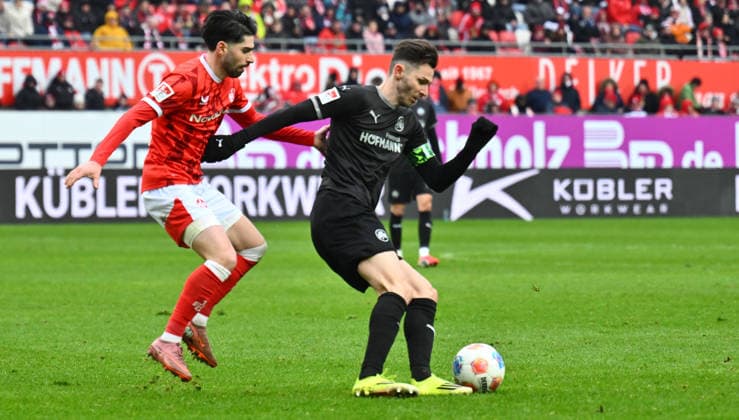 14.02.2026 - Fussball - Saison 2025 2026 - 2. Fussball - Bundesliga - 22. Spieltag: 1. FC Kaiserslautern FCK ( Rote Teufel ) - SpVgg Greuther Fürth SGF ( Kleeblatt ) - Sportfoto Zink - xwoxzix - DFL regulations prohibit any use of photographs as image sequences and or quasi-video - only for editorial use - Semih Sahin (8, 1. FC Kaiserslautern FCK ) Branimir Hrgota (10, SpVgg Greuther Fürth )