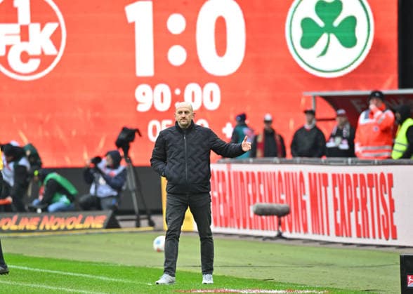 14.02.2026 - Fussball - Saison 2025 2026 - 2. Fussball - Bundesliga - 22. Spieltag: 1. FC Kaiserslautern FCK ( Rote Teufel ) - SpVgg Greuther Fürth SGF ( Kleeblatt ) - Sportfoto Zink MeZi - xmexzix - DFL regulations prohibit any use of photographs as image sequences and or quasi-video - only for editorial use - Torsten Lieberknecht (Trainer 1. FC Kaiserslautern FCK ) enttäuscht Enttäuschung