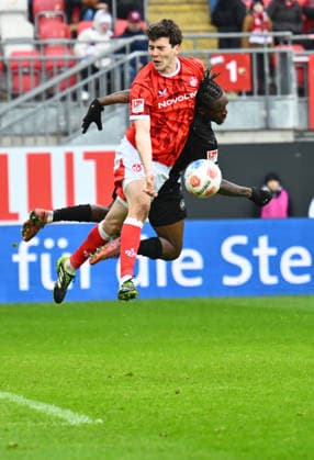 14.02.2026 - Fussball - Saison 2025 2026 - 2. Fussball - Bundesliga - 22. Spieltag: 1. FC Kaiserslautern FCK ( Rote Teufel ) - SpVgg Greuther Fürth SGF ( Kleeblatt ) - Sportfoto Zink - xwoxzix - DFL regulations prohibit any use of photographs as image sequences and or quasi-video - only for editorial use - Jacob Rasmussen (14, 1. FC Kaiserslautern FCK ) im Kopfballduell mit Noel Futkeu (9, SpVgg Greuther Fürth )