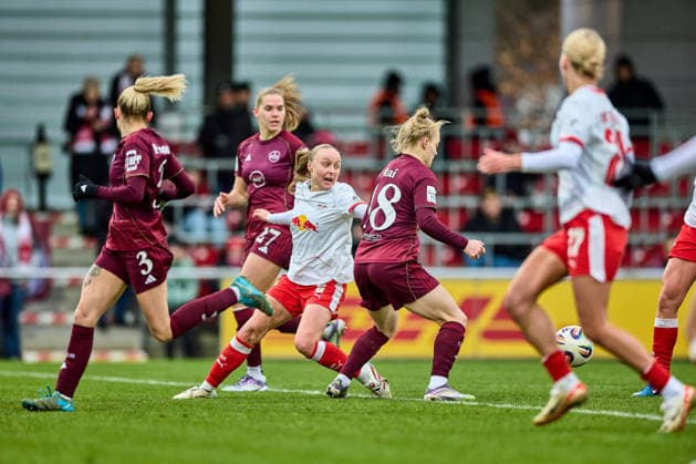 14.02.2026, GER, Frauenfußball, BL, 2025 2026, RB Leipzig - 1. FC Nürnberg Szene an der Strafraumkante, im Fokus: Lou-Ann Joly (6, RB Leipzig), Blick zurück, Ball verloren Leipzig Trainingszentrum der Roten Bulle Sachsen Deutschland