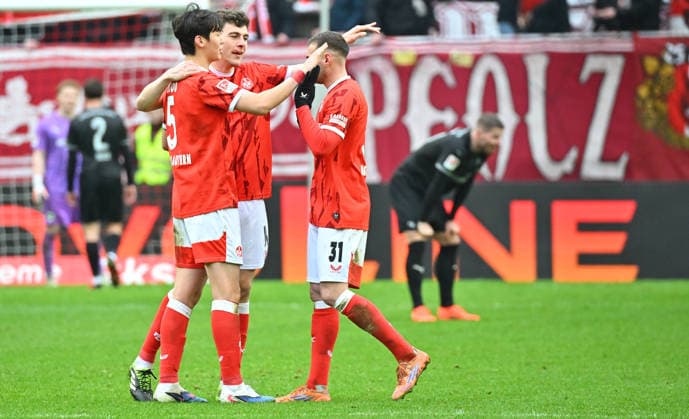 14.02.2026 - Fussball - Saison 2025 2026 - 2. Fussball - Bundesliga - 22. Spieltag: 1. FC Kaiserslautern FCK ( Rote Teufel ) - SpVgg Greuther Fürth SGF ( Kleeblatt ) - Sportfoto Zink MeZi - xmexzix - DFL regulations prohibit any use of photographs as image sequences and or quasi-video - only for editorial use - Jubel Freude nach Spielende Ji-Soo Jisoo Kim (5, 1. FC Kaiserslautern FCK ) Jacob Rasmussen (14, 1. FC Kaiserslautern FCK ) Luca Sirch (31, 1. FC Kaiserslautern FCK, rechts )