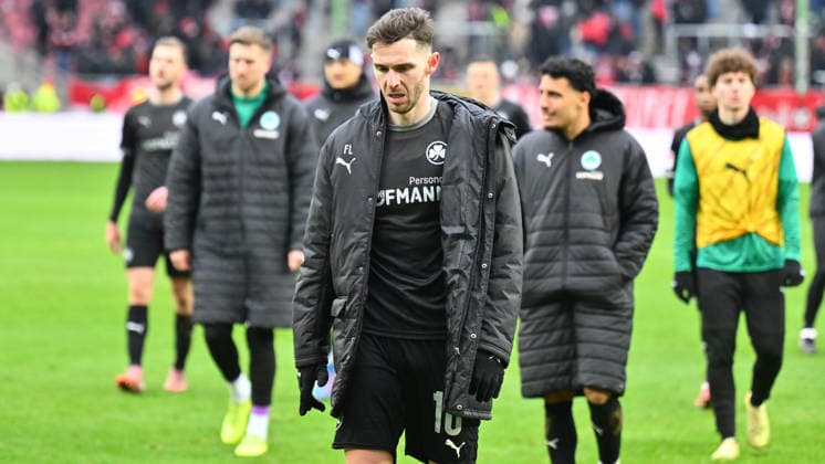 14.02.2026 - Fussball - Saison 2025 2026 - 2. Fussball - Bundesliga - 22. Spieltag: 1. FC Kaiserslautern FCK ( Rote Teufel ) - SpVgg Greuther Fürth SGF ( Kleeblatt ) - Sportfoto Zink - xwoxzix - DFL regulations prohibit any use of photographs as image sequences and or quasi-video - only for editorial use - Branimir Hrgota (10, SpVgg Greuther Fürth ) enttäuscht Enttäuschung nach Spielende