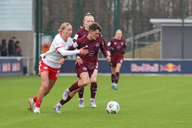 Google Pixel Frauen-Bundesliga, RB Leipzig - 1. FC Nürnberg; 14.02.2026 Aneta Polaskova (26, 1. FC Nürnberg) vor Marlene Müller (27, RB Leipzig). Fußball, Google Pixel Frauen-Bundesliga, Saison 2025 2026, 18. Spieltag: RB Leipzig vs. 1. FC Nürnberg am 14.02.2026, Trainingszentrum Cottaweg, Leipzig. DFB REGULATIONS PROHIBIT ANY USE OF PHOTOGRAPHS AS IMAGE SEQUENCES AND OR QUASI-VIDEO. Copyright: xBEAUTIFULxSPORTS JanxKaeferx