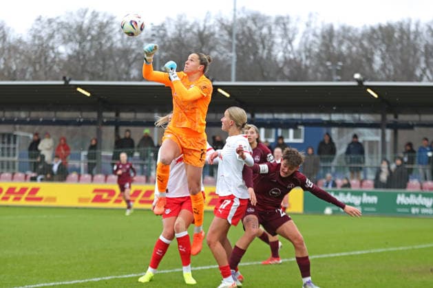 Google Pixel Frauen-Bundesliga, RB Leipzig - 1. FC Nürnberg; 14.02.2026 Torwart Elvira Herzog (1, RB Leipzig) boxt den Ball weg. Fußball, Google Pixel Frauen-Bundesliga, Saison 2025 2026, 18. Spieltag: RB Leipzig vs. 1. FC Nürnberg am 14.02.2026, Trainingszentrum Cottaweg, Leipzig. DFB REGULATIONS PROHIBIT ANY USE OF PHOTOGRAPHS AS IMAGE SEQUENCES AND OR QUASI-VIDEO. Copyright: xBEAUTIFULxSPORTS JanxKaeferx
