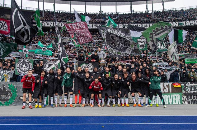 Fussball, Herren, Saison 2025 2026, 2. Bundesliga (22. Spieltag), Hertha BSC - Hannover 96, Hannover jubelt nach Abpfiff mit Fans, 14.02. 2026,