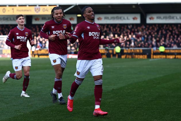 Burton Albion v West Ham United, FA Cup GOAL 0-1 West Ham United forward Crysencio Summerville (7) celebrates scoring during the FA Cup match between Burton Albion and West Ham United at the Pirelli Stadium, Burton upon Trent, UK on 14 February 2026. Burton upon Trent Pirelli Stadium Staffordshire UK Editorial use only DataCo restrictions apply See www.football-dataco.com , Copyright: xJohnxMallettx PSI-23741-0085