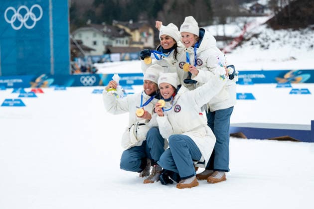 WENG Heidi (Norwegen), SIMPSON-LARSEN Karoline (Norwegen), SLIND Astrid Oeyre (Norwegen), FOSNAES Kristin Austgulen (Norwegen) jubeln auf dem Podium bei der Siegerehrung ueber den Sieg und Gold Medaille, ITA, Olympische Spiele Milano Cortina 2026, Olympia, Langlauf 4 x 7,5 km Staffel Frauen, 14.02.2026 ITA, Olympische Spiele Milano Cortina 2026, Olympia, Langlauf 4 x 7,5 km Staffel Frauen, 14.02.2026 Tesero *** WENG Heidi Norway , SIMPSON LARSEN Karoline Norway , SLIND Astrid Oeyre Norway , FOSNAES Kristin Austgulen Norway cheer on the podium at the award ceremony for the victory and gold medal, ITA, Olympic Games Milano Cortina 2026, Olympia, cross-country skiing 4 x 7.5 km relay women, 14 02 2026 ITA, Olympic Games Milano Cortina 2026, Olympia, cross-country skiing 4 x 7.5 km relay women, 14 02 2026 Tesero Copyright: xEibner-Pressefoto Memmlerx EP_MMR