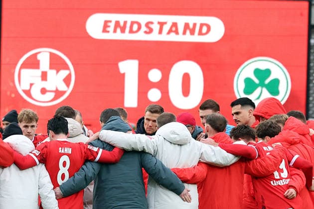 14.02.2026, xrekx, Fussball 2.Bundesliga, 1.FC Kaiserslautern - SpVgg Greuther Fuerth v.l. Spielende Teamkreis Anzeigetafel, Videowall, Scoreboard, Info, Werbung Endstand 1:0 FC Kaiserslautern (DFL DFB REGULATIONS PROHIBIT ANY USE OF PHOTOGRAPHS as IMAGE SEQUENCES and or QUASI-VIDEO) Kaiserslautern