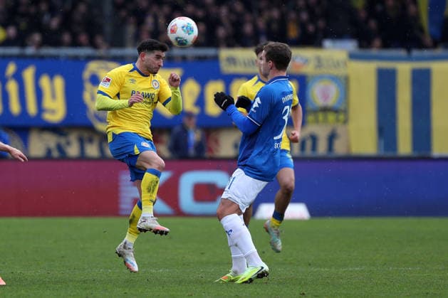Braunschweig vs. Darmstadt, 2. BL Braunschweig, 14.02.2026, Fußball, Herren, 2. BL, Saison 2025 2026, Eintracht Braunschweig vs. SV Darmstadt 98: Robin Heußer (Eintracht Braunschweig), Killian Corredor (SV Darmstadt 98) (DFL DFB REGULATIONS PROHIBIT ANY USE OF PHOTOGRAPHS as IMAGE SEQUENCES and or QUASI-VIDEO) Stadion an der Hamburger Straße Niedersachsen Deutschland