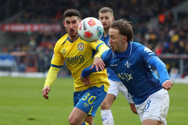 Braunschweig vs. Darmstadt, 2. BL Braunschweig, 14.02.2026, Fußball, Herren, 2. BL, Saison 2025 2026, Eintracht Braunschweig vs. SV Darmstadt 98: Robin Heußer (Eintracht Braunschweig), Luca Marseiler (SV Darmstadt 98) (DFL DFB REGULATIONS PROHIBIT ANY USE OF PHOTOGRAPHS as IMAGE SEQUENCES and or QUASI-VIDEO) Stadion an der Hamburger Straße Niedersachsen Deutschland