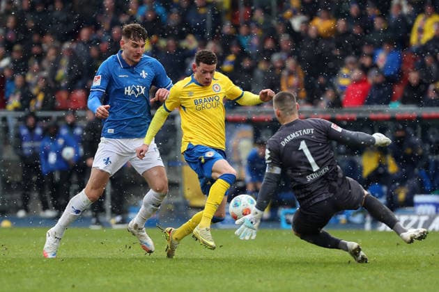 Braunschweig vs. Darmstadt, 2. BL Braunschweig, 14.02.2026, Fußball, Herren, 2. BL, Saison 2025 2026, Eintracht Braunschweig vs. SV Darmstadt 98: Matej Maglica (SV Darmstadt 98), Erencan Yardimici (Eintracht Braunschweig), Torwart Marcel Schuhen (SV Darmstadt 98) (DFL DFB REGULATIONS PROHIBIT ANY USE OF PHOTOGRAPHS as IMAGE SEQUENCES and or QUASI-VIDEO) Stadion an der Hamburger Straße Niedersachsen Deutschland