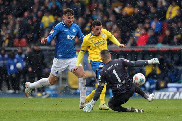 Braunschweig vs. Darmstadt, 2. BL Braunschweig, 14.02.2026, Fußball, Herren, 2. BL, Saison 2025 2026, Eintracht Braunschweig vs. SV Darmstadt 98: Matej Maglica (SV Darmstadt 98), Erencan Yardimici (Eintracht Braunschweig), Torwart Marcel Schuhen (SV Darmstadt 98) (DFL DFB REGULATIONS PROHIBIT ANY USE OF PHOTOGRAPHS as IMAGE SEQUENCES and or QUASI-VIDEO) Stadion an der Hamburger Straße Niedersachsen Deutschland