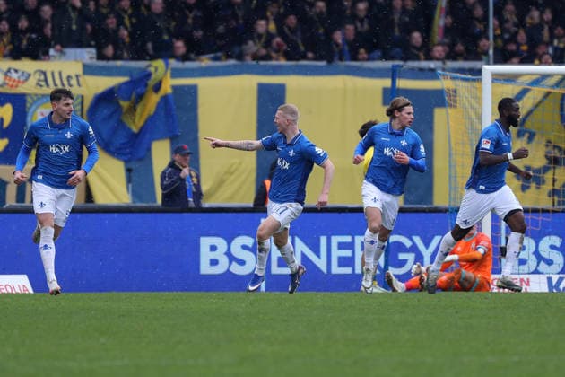 Braunschweig vs. Darmstadt, 2. BL Braunschweig, 14.02.2026, Fußball, Herren, 2. BL, Saison 2025 2026, Eintracht Braunschweig vs. SV Darmstadt 98: Matej Maglica (SV Darmstadt 98) jubelt mit Mannschaftskollegen nach seinem Tor zum 2:2 (DFL DFB REGULATIONS PROHIBIT ANY USE OF PHOTOGRAPHS as IMAGE SEQUENCES and or QUASI-VIDEO) Stadion an der Hamburger Straße Niedersachsen Deutschland