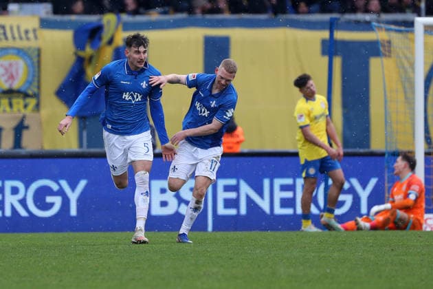 Braunschweig vs. Darmstadt, 2. BL Braunschweig, 14.02.2026, Fußball, Herren, 2. BL, Saison 2025 2026, Eintracht Braunschweig vs. SV Darmstadt 98: Matej Maglica (SV Darmstadt 98) jubelt mit Kai Klefisch (SV Darmstadt 98) nach seinem Tor zum 2:2 (DFL DFB REGULATIONS PROHIBIT ANY USE OF PHOTOGRAPHS as IMAGE SEQUENCES and or QUASI-VIDEO) Stadion an der Hamburger Straße Niedersachsen Deutschland
