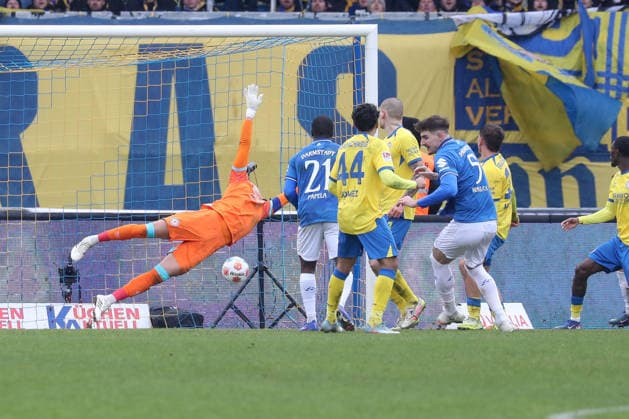14.02.2026, xgox, Fussball 2.Bundesliga, Eintracht Braunschweig - SV Darmstadt 98 emspor, v.l. Tor zum 2:1 durch Matej Maglica (Darmstadt, 5) (DFL DFB REGULATIONS PROHIBIT ANY USE OF PHOTOGRAPHS as IMAGE SEQUENCES and or QUASI-VIDEO) Braunschweig