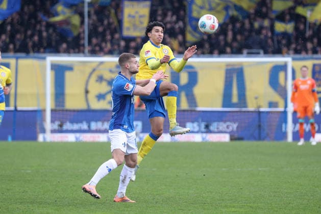 14.02.2026, xgox, Fussball 2.Bundesliga, Eintracht Braunschweig - SV Darmstadt 98 emspor, v.l. Fabian Nuernberger (Nürnberger, Darmstadt, 15), Johan Gomez (Braunschweig, 44) Zweikampf, Duell, Kampf, tackle (DFL DFB REGULATIONS PROHIBIT ANY USE OF PHOTOGRAPHS as IMAGE SEQUENCES and or QUASI-VIDEO) Braunschweig