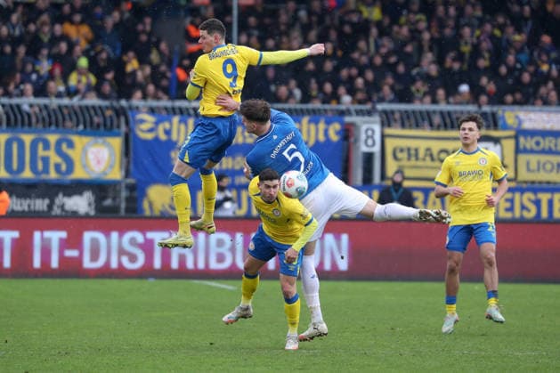 14.02.2026, xgox, Fussball 2.Bundesliga, Eintracht Braunschweig - SV Darmstadt 98 emspor, v.l. Erencan Yardimci (Braunschweig, 9), Matej Maglica (Darmstadt, 5), Robin Heusser (Heußer, Braunschweig, 30) Zweikampf, Duell, Kampf, tackle (DFL DFB REGULATIONS PROHIBIT ANY USE OF PHOTOGRAPHS as IMAGE SEQUENCES and or QUASI-VIDEO) Braunschweig
