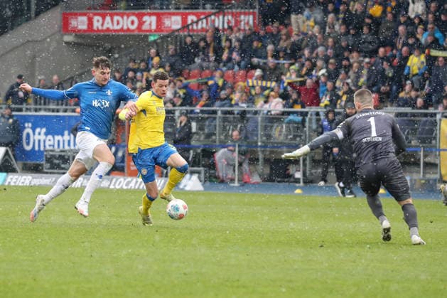 14.02.2026, xgox, Fussball 2.Bundesliga, Eintracht Braunschweig - SV Darmstadt 98 emspor, v.l. Matej Maglica (Darmstadt, 5), Erencan Yardimci (Braunschweig, 9) Zweikampf, Duell, Kampf, tackle (DFL DFB REGULATIONS PROHIBIT ANY USE OF PHOTOGRAPHS as IMAGE SEQUENCES and or QUASI-VIDEO) Braunschweig