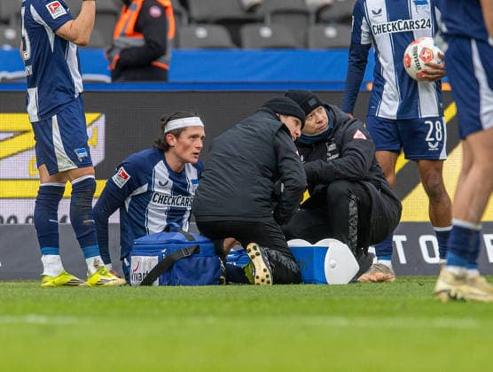 Fussball, Herren, Saison 2025 2026, 2. Bundesliga (22. Spieltag), Hertha BSC - Hannover 96, Fabian Reese (Hertha BSC) wird behandelt, 14.02. 2026,