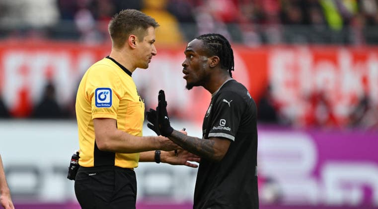 14.02.2026 - Fussball - Saison 2025 2026 - 2. Fussball - Bundesliga - 22. Spieltag: 1. FC Kaiserslautern FCK ( Rote Teufel ) - SpVgg Greuther Fürth SGF ( Kleeblatt ) - Sportfoto Zink - xwoxzix - DFL regulations prohibit any use of photographs as image sequences and or quasi-video - only for editorial use - Tobias Reichel Eckermann (Schiedsrichter ) Noel Futkeu (9, SpVgg Greuther Fürth )