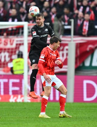 14.02.2026 - Fussball - Saison 2025 2026 - 2. Fussball - Bundesliga - 22. Spieltag: 1. FC Kaiserslautern FCK ( Rote Teufel ) - SpVgg Greuther Fürth SGF ( Kleeblatt ) - Sportfoto Zink - xwoxzix - DFL regulations prohibit any use of photographs as image sequences and or quasi-video - only for editorial use - Jan Elvedi (15, SpVgg Greuther Fürth ) im Kopfballduell mit Daniel Hanslik (19, 1. FC Kaiserslautern FCK )