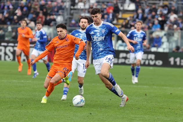 Fiorentina s Fabiano Parisi and Como™s Jacobo Ramon during the Serie A soccer match between Como and Fiorentina at the Giuseppe Sinigaglia stadium in Como, north Italy - February 14, 2026 - Soccer.  Copyright: xAntonioxSaia LaPressex