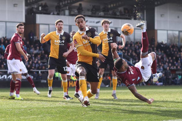 Burton v West Ham 14 February 2026, Burton - Emirates FA Cup, Fourth Round - Burton Albion v West Ham United - Terence Vancooten of Burton Albion blocks an overhead kick from Callum Wilson of West Ham United - Photo: Charlotte Wilson Offside. Burton UK Copyright: xCharlottexWilsonx xOffsidexOffside