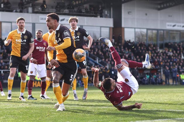 Burton v West Ham 14 February 2026, Burton - Emirates FA Cup, Fourth Round - Burton Albion v West Ham United - Terence Vancooten of Burton Albion blocks an overhead kick from Callum Wilson of West Ham United - Photo: Charlotte Wilson Offside. Burton UK Copyright: xCharlottexWilsonx xOffsidexOffside