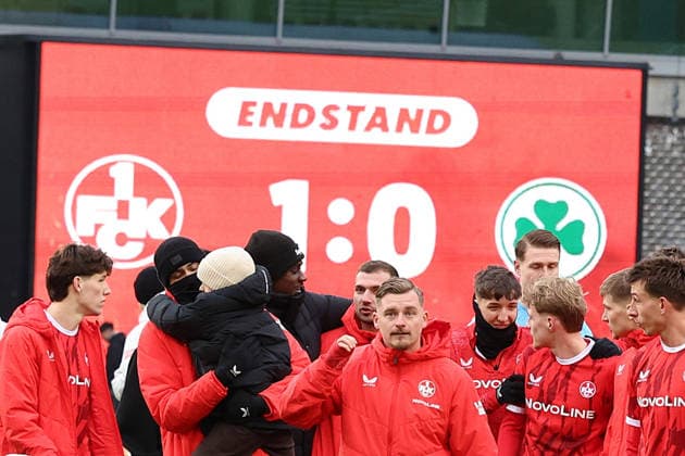 14.02.2026, xrekx, Fussball 2.Bundesliga, 1.FC Kaiserslautern - SpVgg Greuther Fuerth v.l. Spielende Marlon Ritter (1.FC Kaiserslautern) auf dem Weg zur Westkurve Anzeigetafel, Videowall, Scoreboard, Info, Werbung Endstand 1:0 (DFL DFB REGULATIONS PROHIBIT ANY USE OF PHOTOGRAPHS as IMAGE SEQUENCES and or QUASI-VIDEO) Kaiserslautern