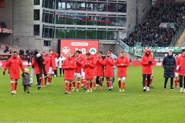 14.02.2026, xrekx, Fussball 2.Bundesliga, 1.FC Kaiserslautern - SpVgg Greuther Fuerth v.l. Spielende Marlon Ritter (1.FC Kaiserslautern) auf dem Weg zur Westkurve Anzeigetafel, Videowall, Scoreboard, Info, Werbung Endstand 1:0 (DFL DFB REGULATIONS PROHIBIT ANY USE OF PHOTOGRAPHS as IMAGE SEQUENCES and or QUASI-VIDEO) Kaiserslautern